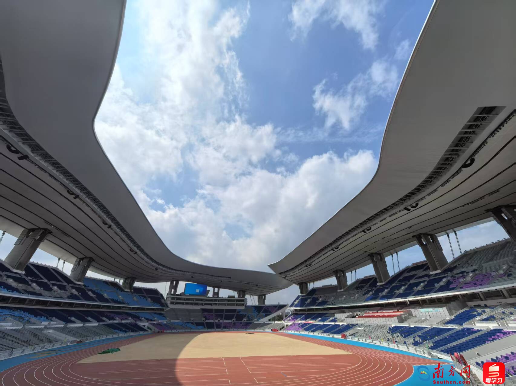 帕尔马官方：铃木彩艳左手中指及手舟骨复合骨折，将接受手术